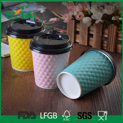 Çin Yaratıcı Kabartma Logo Dalgalanma Kağıt Bardak, Sıcak Tek Kullanımlı Kahve Kupaları Özel tasarım Tedarikçi